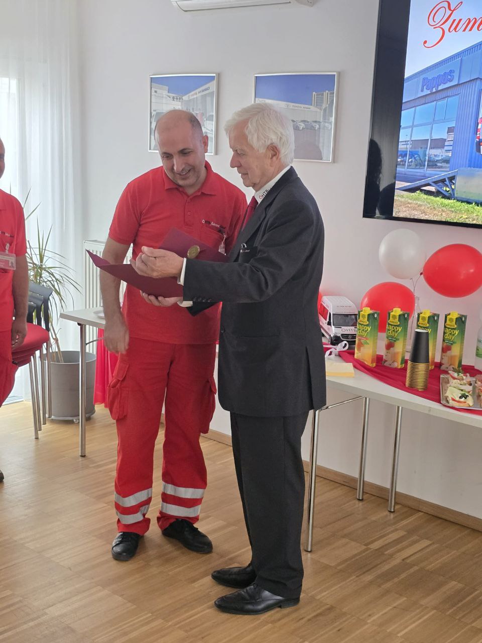 Anerkennung für jahrzehntelanges Engagement, v.l.n.r.:  Herr Temel, seit 25 Jahren Fahrer beim ÖHTB-Fahrtendienst, und Geschäftsleiter Herr Heinemann.