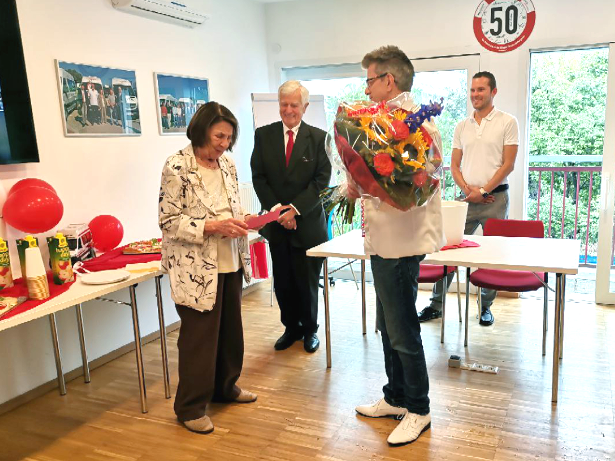 Anerkennung für jahrzehntelanges Engagement, v.l.n.r.: Geschäftsführerin Frau Heinemann, Geschäftsleiter Herr Heinemann, Senior Advisor Herr Klein und im Hintergrund Herr Gutmann (Qualitätsmanagement).